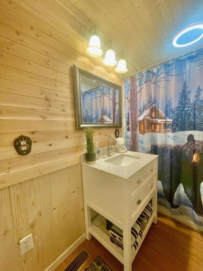 Remodelled Cabin! Great Location! セバービル エクステリア 写真