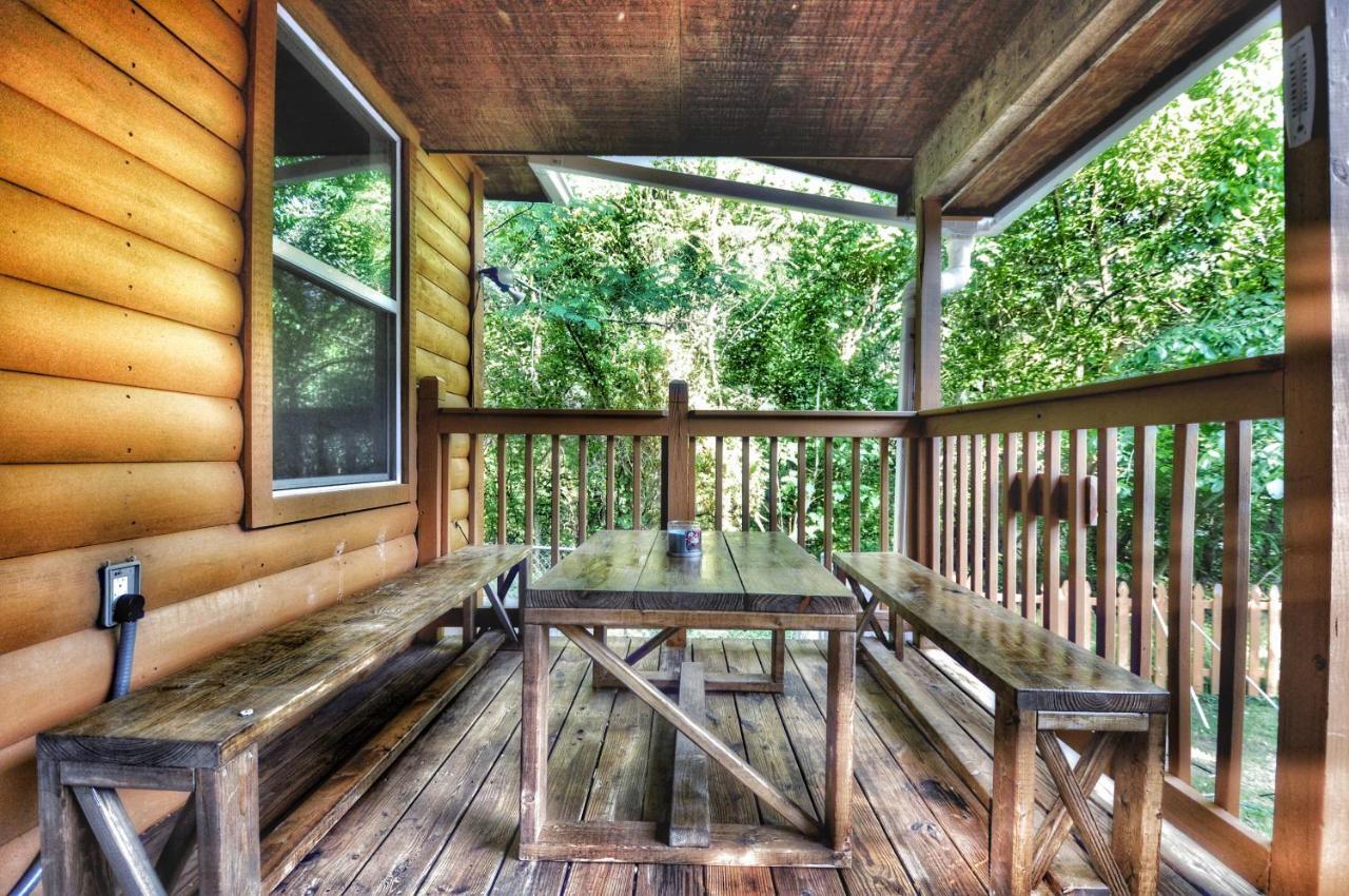 Remodelled Cabin! Great Location! セバービル エクステリア 写真