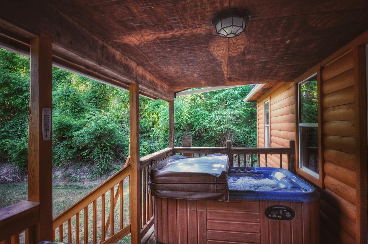 Remodelled Cabin! Great Location! セバービル エクステリア 写真