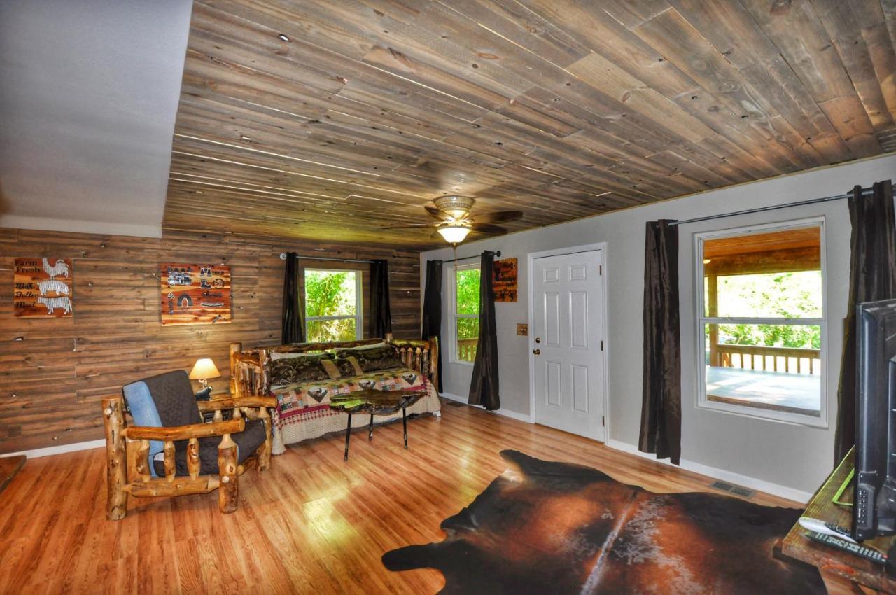 Remodelled Cabin! Great Location! セバービル エクステリア 写真